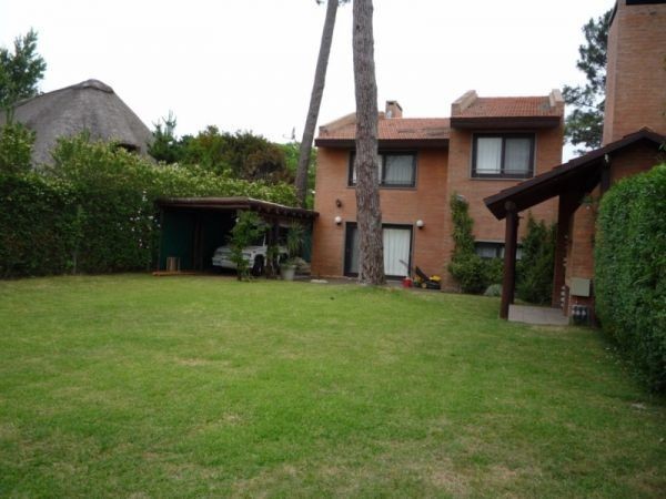 Hermosa casa para alquilar a tres cuadras del mar en Pinares.
